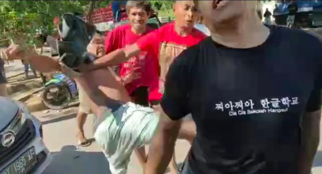 Seorang penumpang yang berprofesi sebagai guru di Buton Selatan dihajar preman di muka umum saat protes tindak premanisme di Pelabuhan Amolengo.