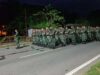 Disela pengamanan aksi bentrok antarormas, personil TNI menggelar salat jamaah di Kebi.