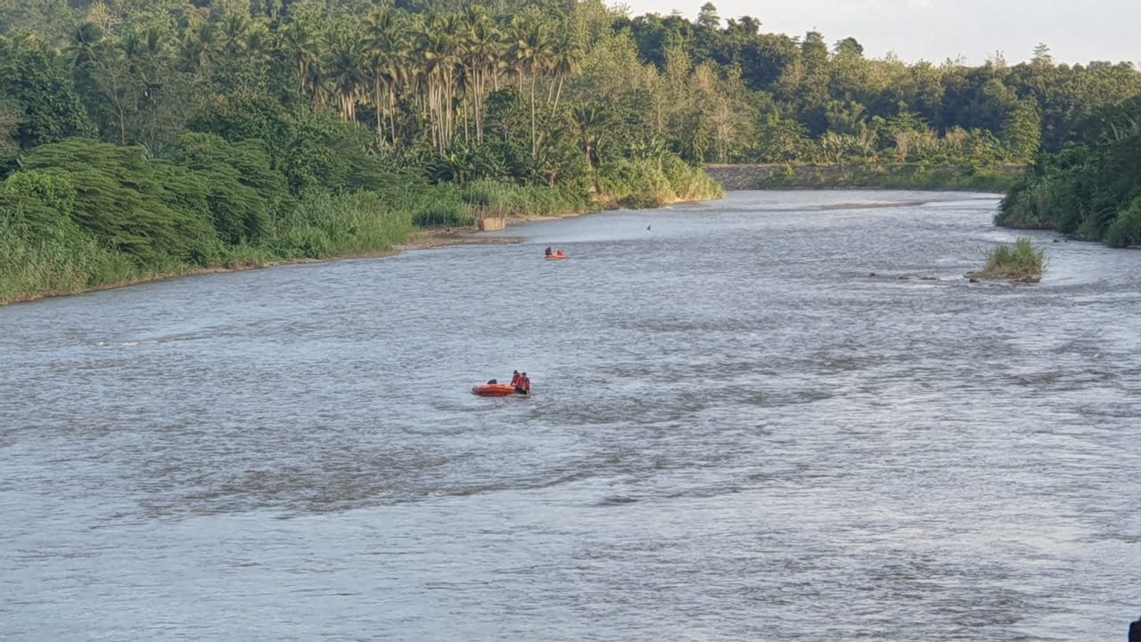 Basarnas Kendari melakukan pencarian korban tenggelam di Bendungan Wawotobi Kabupaten Konawe, Minggu (19/12/2021).