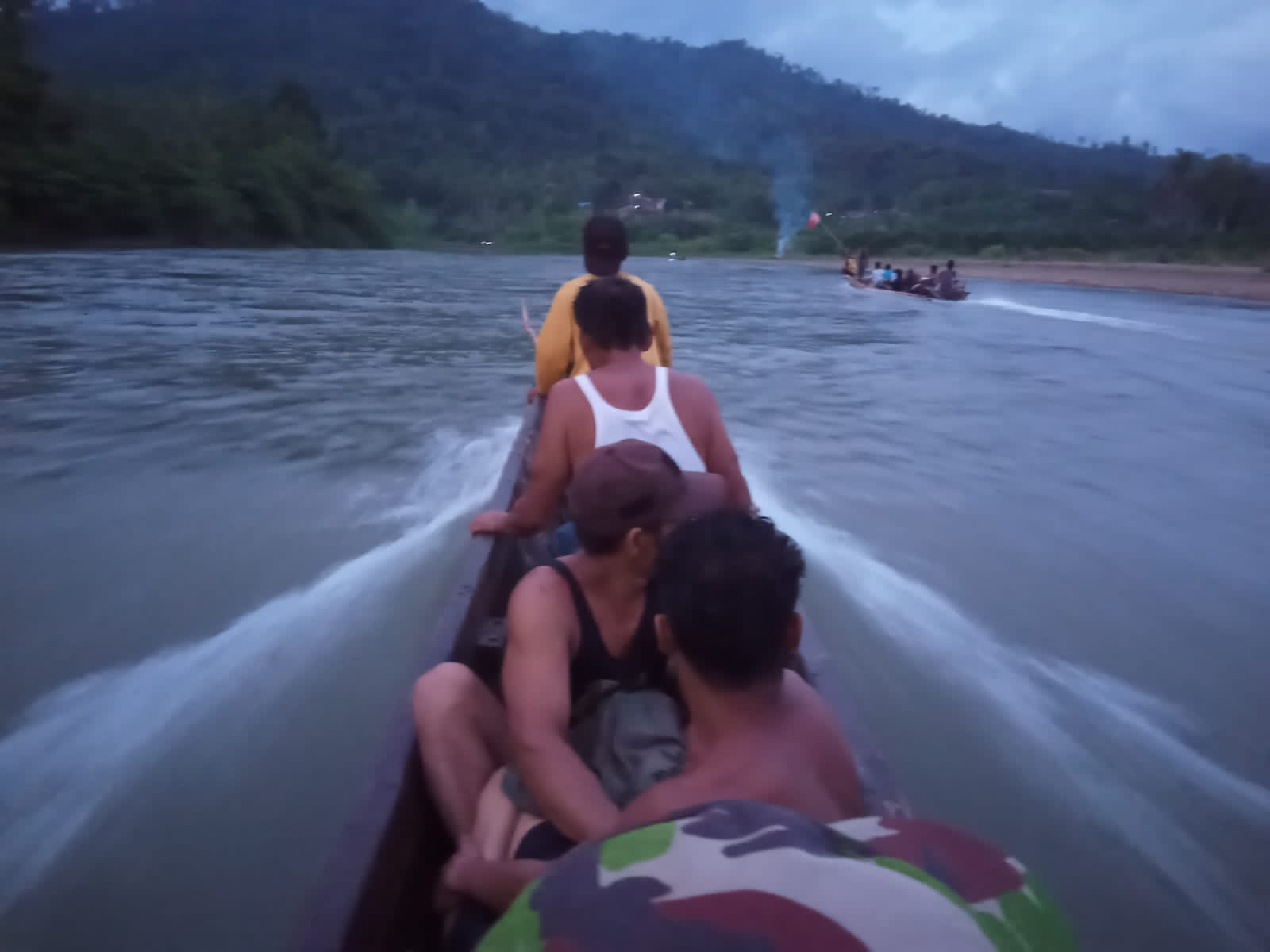 Basarnas Kendari melakukan pencarian korban diduga diterkam buata di Sungai Lasolo Kabupaten Konawe Utara, Rabu (22/12/2021).