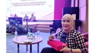 Perempuan Pesisir Desa Toli-Toli Konawe ini Diganjar Penghargaan dari Menteri PPPA RI