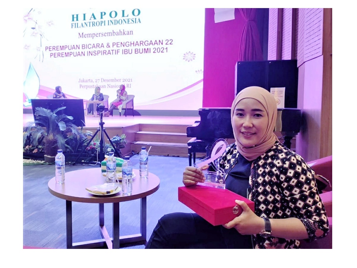 perempuan asal Desa Toli-toli, Kecamatan Lalonggasumeeto Kabupaten Konawe Provinsi Sulawesi Tenggara, Ulfiah didapuk menerima penghargaan Kementerian Pemberdayaan Perempuan dan Perlindungan Anak (PPPA) RI.