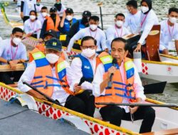 Potret Jokowi Kayuh Perahu Naga Resmikan Bendungan Ladongi