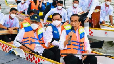 Potret Jokowi Kayuh Perahu Naga Resmikan Bendungan Ladongi