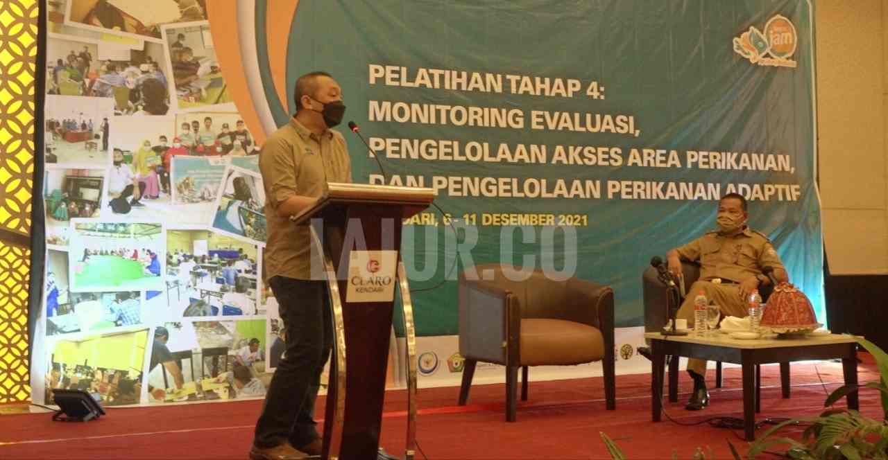 Senior Direktur Program, Kebijakan, dan Kemitraan Pemerintah – Rare Indonesia, Hari Kushardanto menyapaikan pemaparan saat Pelatihan Implementasi Pengelolaan Akses Area Perikanan (PAAP) di Kota Kendari Sultra.