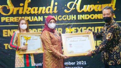Selamat! Rektor IAIN Diganjar Penghargaan Srikandi Award