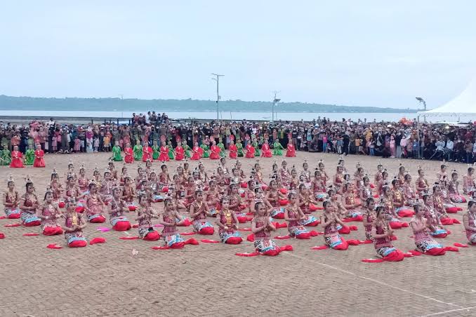 Tarian tradisional meramaikan opening ceremony Wakatobi Wave 2021. Foto : Penasultra.id