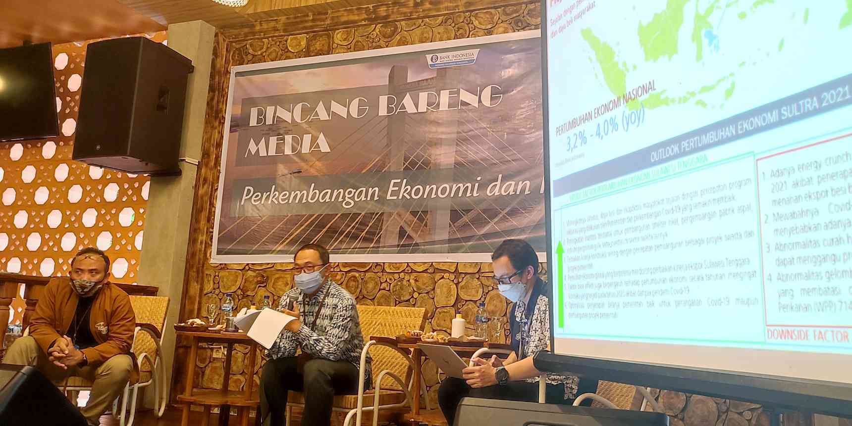 Kepala Perwakilan BI Sultra, Bimo Epyanto memaparkan proyeksi ekonomi Sultra tahun 2022 pada event Bincang Bareng Media, Jumat (7/1/2021).