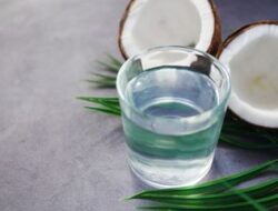 Apakah Air Kelapa Bisa Menurunkan Demam?