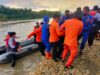 Basarnas Kendari mengevakuasi jasad remaja yang meninggal setelah terseret arus Sungai Konaweha.