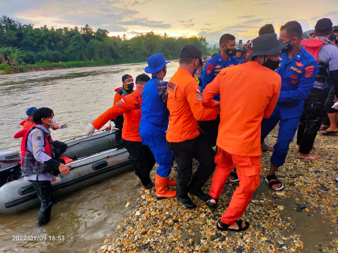 Basarnas Kendari mengevakuasi jasad remaja yang meninggal setelah terseret arus Sungai Konaweha.