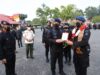 Kapolda Sultra, Irjen Pol Teguh Pristiwanto memberikan penghargaan kepada anggota Brimob Polda Bali Foto : Humas Kota Kendari.