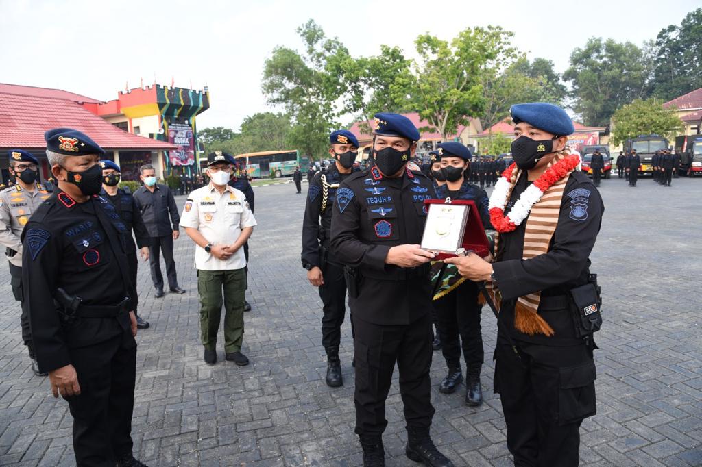 Kapolda Sultra, Irjen Pol Teguh Pristiwanto memberikan penghargaan kepada anggota Brimob Polda Bali Foto : Humas Kota Kendari.