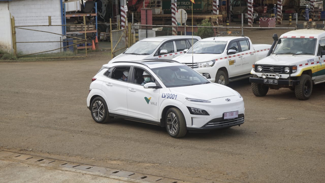 Operasional perdana mobil listrik di kawasan industri PT Vale Indonesia.