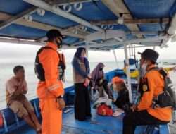 Kapal Petugas Vaksinasi Dihantam Ombak di Pulau Saponda