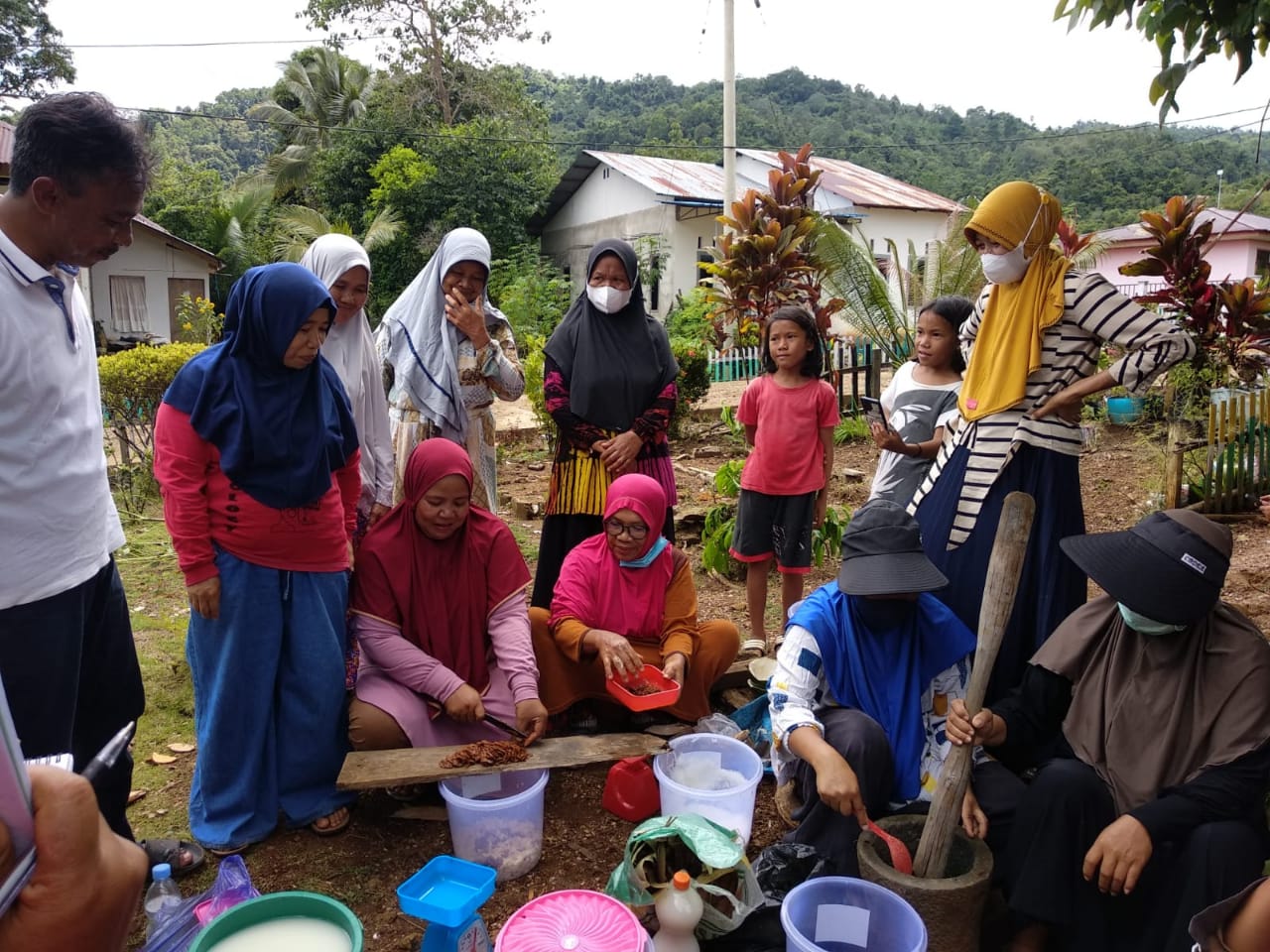 Masyarakat sekitar tambang PT Vale diajari teknik olah tanaman obat dengan tepat.