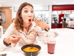 5 Bahaya Makan Pedas yang Perlu Diwaspadai