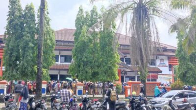 Pasar Murah Minyak Goreng Bulog Diserbu Emak-Emak, Banyak yang Tidak Kebagian
