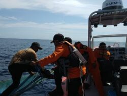 Basarnas Selamatkan Nelayan Wakatobi yang Baling-baling Kapalnya Copot di Tengah Laut