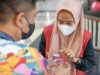 Pelanggan Telkomsel tengah melakukan upgrade kartu uSIM 4G di GraPARI.