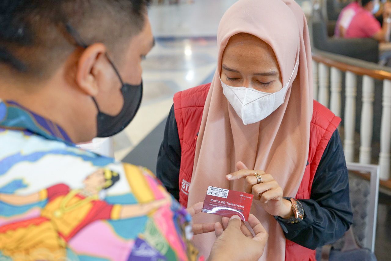 Pelanggan Telkomsel tengah melakukan upgrade kartu uSIM 4G di GraPARI.