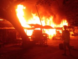 Deretan Kios Bensin Depan SPBU Tapak Kuda Ludes Terbakar