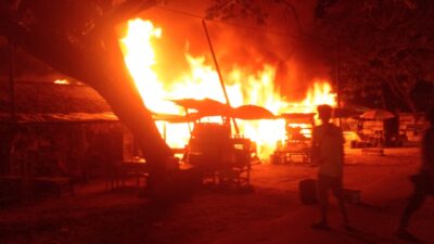 Deretan Kios Bensin Depan SPBU Tapak Kuda Ludes Terbakar