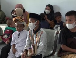 Anak-anak Keluarga Tidak Mampu di Nambo Jalani Sunatan Massal Gratis