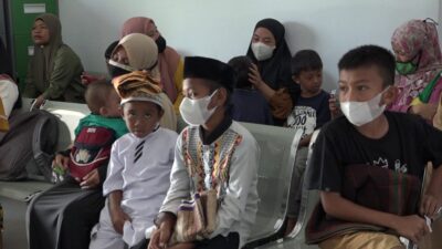 Anak-anak Keluarga Tidak Mampu di Nambo Jalani Sunatan Massal Gratis
