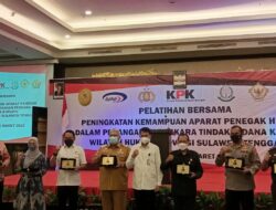 Gubernur Ali Mazi dan KPK RI Saling Tukar Cenderamata di Kendari