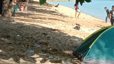 Miris, Sampah Plastik Berserakan di Pantai Toronipa