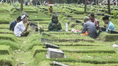 Tata Cara Ziarah Kubur Sesuai Hadis, Lengkap dengan Doa