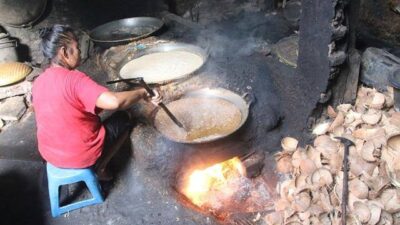 Harga Meroket, Berikut Tips Buat Minyak Goreng Murah dari Kelapa