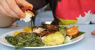 Pakai Sendok atau Tangan? Ini Manfaat Makan Menggunakan Tangan