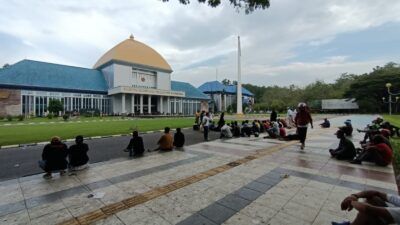 Emak-Emak Boyong Anak, Ikut Aksi Demo Buruh TKBM di Kantor Gubernur Sultra