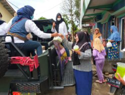 Isteri Tentara Naik Mobil ‘Tempur’ Bagi-bagi Takjil