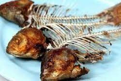 6 Cara Mengatasi Tulang Ikan Yang Tersangkut di Tenggorokan