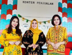 Kru Kalla Toyota Kendari Kompak Pakai Baju Adat Sultra di Showroom