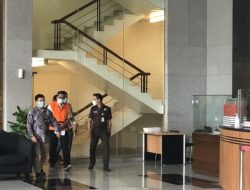 Sukarman Loke Pakai Baju Orange di KPK, Jadi Tersangka Baru Dana PEN