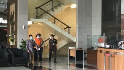 Sukarman Loke Pakai Baju Orange di KPK, Jadi Tersangka Baru Dana PEN