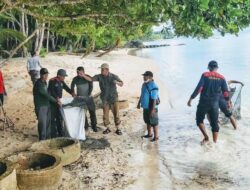 DLH Sultra Aksi Bersih-Bersih Pantai Patuno Jelang Kedatangan Jokowi