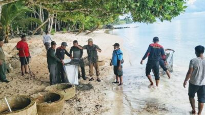 DLH Sultra Aksi Bersih-Bersih Pantai Patuno Jelang Kedatangan Jokowi