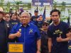 Ketua DPW NasDem Sultra, Ali Mazi menanam mangrove di Teluk Kendari.