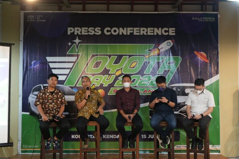 Kepala Cabang Kalla Toyota Ahmad Yani Andi Wahab Ramli (tengah).