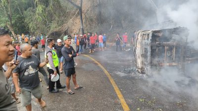 Polisi Buru Sopir Truk Muatan Solar yang Terbakar di Lasusua