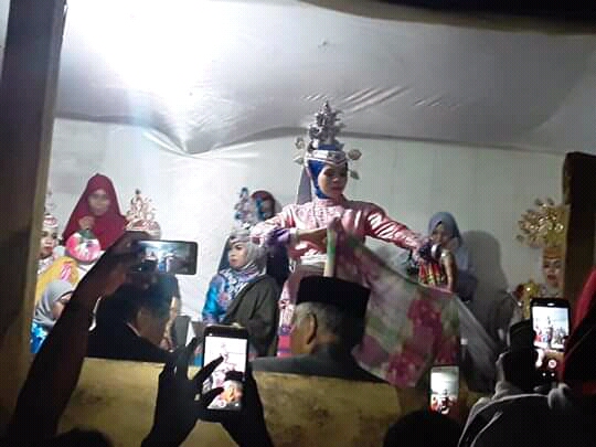 Tari Linda dilakoni oleh peserta Karia.