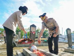Polda Tabur Bunga di TMP Watubangga
