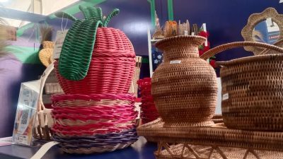 Melihat Produk Anyaman Nentu Karya Pengrajin Desa Korihi Muna di UMKM Expo