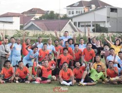 Kapolres Ajak Wartawan di Kendari Main Bola Bareng