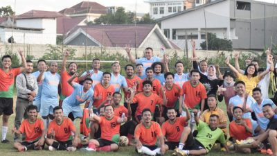 Kapolres Ajak Wartawan di Kendari Main Bola Bareng